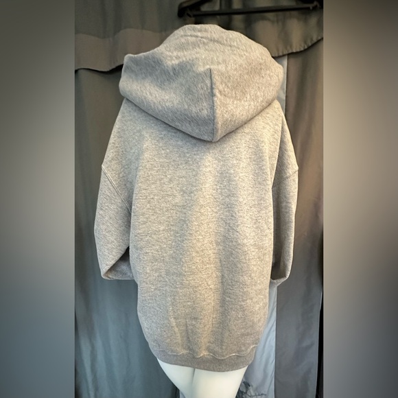 ❤️🌈Snoopy “Chilling” Hoodie, size M, NWT 🌈❤️ - Picture 3 of 4